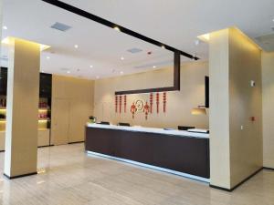 eine Lobby mit Rezeption in einem Gebäude in der Unterkunft IU Hotels·Xinyu City Government Xianlai Park in Xinyu