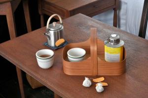 uma bandeja de madeira com bule de chá e xícaras sobre uma mesa em Humble Hall em Gulang Yu mais 61 fotografias