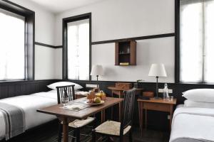 um quarto com uma cama, uma mesa e cadeiras em Humble Hall em Gulang Yu