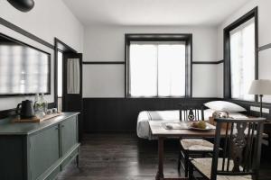 um quarto com uma cama, uma mesa e cadeiras em Humble Hall em Gulang Yu