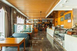 a restaurant with a counter and tables and a bar at James Joyce Coffetel Aletai Lanwan Food City in Pei-t'un