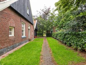 ein Ziegelhof neben einem Backsteingebäude in der Unterkunft Cozy Apartment in Enschede near Forest in Enschede