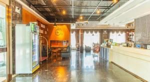 a large room with a kitchen and a bar at James Joyce Coffetel Aletai Lanwan Food City in Pei-t'un