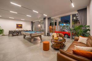 Χώρος καθιστικού στο Mee Villa Modern 6BR Villa Rooftop Pool, Steambath& Elevator