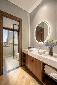 Ένα μπάνιο στο Mee Villa Modern 6BR Villa Rooftop Pool, Steambath& Elevator