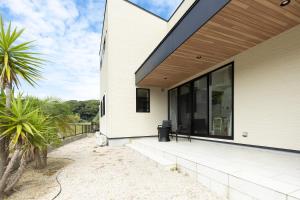 Rõdu või terrass majutusasutuses 海沿いの1日1組限定の貸切別荘 Smile Itoshima Stay