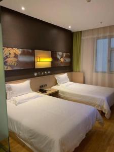 Ένα ή περισσότερα κρεβάτια σε δωμάτιο στο IU Hotel Taiyuan Changfeng West Street The Mixc