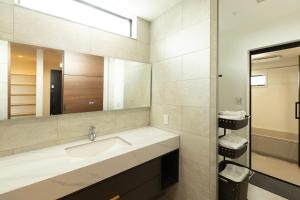 Vannituba majutusasutuses 海沿いの1日1組限定の貸切別荘 Smile Itoshima Stay +44 fotot