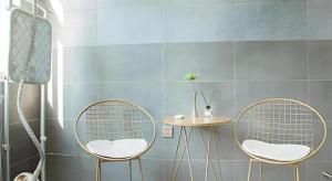 two chairs and a table in a bathroom at Borrman Hotel Zhenjiang Dashikou Suning Plaza in Zhenjiang +242 photos