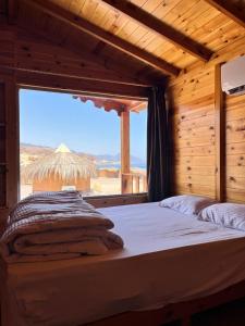 Postel nebo postele na pokoji v ubytování freedom camp saleh