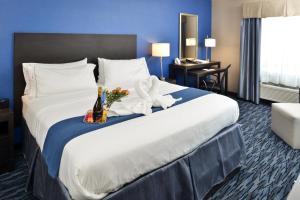 Letto o letti in una camera di Holiday Inn Express & Suites Peekskill-Lower Hudson Valley by IHG