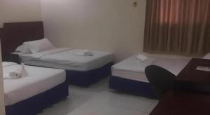 Giường trong phòng chung tại Jeamco Royal Hotel - Baybay +62 ảnh
