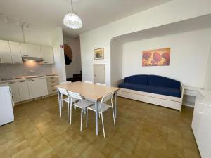 ポルト・サンタ・マルゲリータ・ディ・カオルレにあるSpacious villa with garden and poolのキッチン、ダイニングルーム(テーブル、ベッド付)