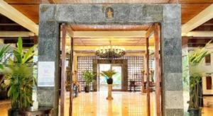 una hall con un corridoio con piante di HOTEL SARI KURING INDAH a Serdang