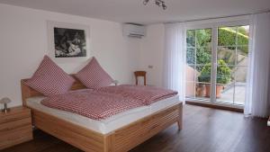 ドゥルバッハにあるFerienwohnung Anna Durbachのベッドと大きな窓のある寝室