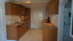 ドゥルバッハにあるFerienwohnung Anna Durbachの大きなキッチン(木製キャビネット、シンク付) +5枚の写真