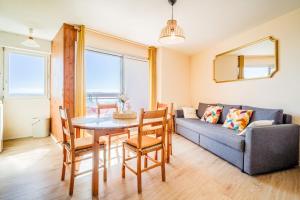 プロムールにあるAppartement bord de plage havre de paixのテーブルとソファのあるリビングルーム