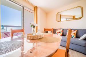 プロムールにあるAppartement bord de plage havre de paixのテーブルとソファのあるリビングルーム