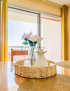 プロムールにあるAppartement bord de plage havre de paixの花瓶テーブル +18枚の写真