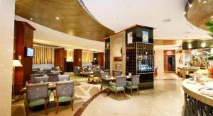 un vestíbulo de hotel con un restaurante con mesas y sillas en The Pavilion Hotel, en Shenzhen
