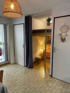 un salon avec une porte ouverte sur une pièce dans l'établissement Grau du Roi Appartement proche de la mer, au Grau-du-Roi