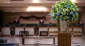 千歳市にあるAir Terminal Hotelの部屋のテーブルの上に置かれた大きな花瓶の花
