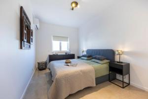 Un dormitorio pequeño con una cama y una ventana. en Casa Tessa, en Porches
