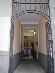 una entrada a un edificio con una puerta abierta en My Hotel Milano en Milán