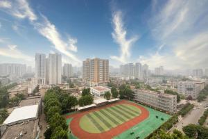 - Vistas a una ciudad con campo de fútbol en New Century Grand Hotel Xi'an Xizang Building, en Xi'an