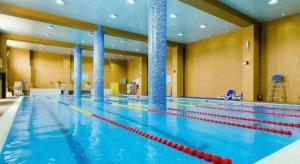 a large swimming pool in a large room at GreenTree Inn Tianjin JinNan ShuangLin Metro Station Express Hotel in Tianjin