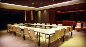 a conference room with a long table and chairs at Jinjiang Inn Select Zhenjiang Yangzhong Yangzi Middle Road in Zhenjiang