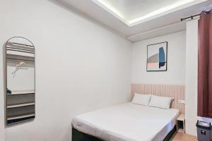 Postel nebo postele na pokoji v ubytování Vara Stay at Soekarno Hatta Bandung Mitra RedDoorz