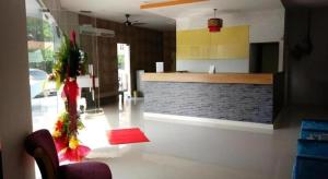 a living room with a kitchen with a counter at City View Hotel At KLIA & KLIA2 in Kuala Lumpur +82 photos