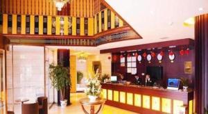a lobby of a restaurant with a bar at GreenTree Inn Jiangxi Yingtan Jiaotong Road Central Square Business Hotel in Yingtan