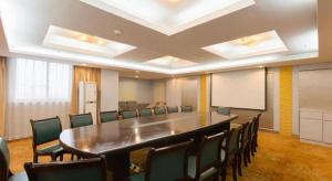 a conference room with a large table and chairs at Vienna Hotel Yangzhou Yangzhou Slender West Lake Wenchangge in Yangzhou