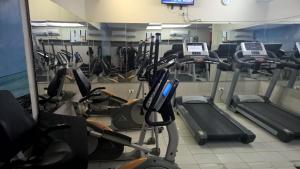 un gimnasio con varias cintas de correr y máquinas cardiovasculares en Suite Golden Beach Frente Mar, en Recife