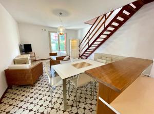 Χώρος καθιστικού στο Terraced house with garden and pool