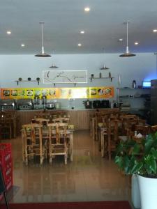 a restaurant with wooden tables and chairs in a room at 7 Days Premium Yantai Zhaoyuan Leather Market in Zhaoyuan