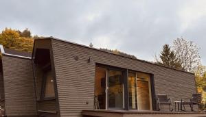 een huis met een groot raam aan de zijkant bij elsPARC Walkenried in Zorge +6 foto's