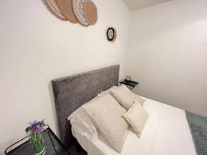 Saint-Julien-lès-MetzにあるAppartement 5 lits Wifi Un Séjour à Partの白いシーツと枕が備わったベッドのある寝室