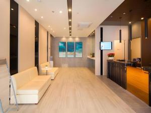 eine Lobby mit einer weißen Couch und einer Theke in der Unterkunft Jinjiang Inn Bengbu Huaihe Road in Bengbu