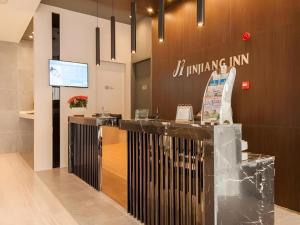 ein Restaurant mit einer Theke mit einem Schild darauf in der Unterkunft Jinjiang Inn Bengbu Huaihe Road in Bengbu