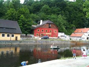 a group of children playing in the water with a boat at Penzion Kapr in Český Krumlov