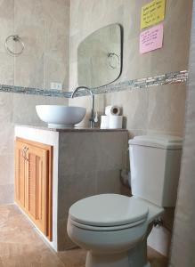 チャウエンにあるペンジー ゲスト ハウスのトイレと洗面台付きのバスルーム