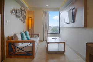 Una televisión o centro de entretenimiento en Eastin Ashta Resort Canggu