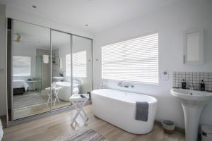 Et badeværelse på Casa de Brinero + 23 billeder