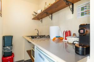 un comptoir de cuisine avec un évier et une cuisinière dans l'établissement Al Casale - private pool, à Raguse
