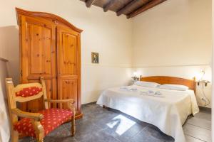 une chambre avec un lit et une chaise dans l'établissement Al Casale - private pool, à Raguse