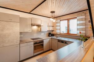 Una cocina o cocineta en Ferienwohnung Reitinger