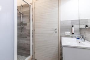 une salle de bain avec douche et lavabo dans l'établissement Al Casale - private pool, à Raguse 21 autres photos